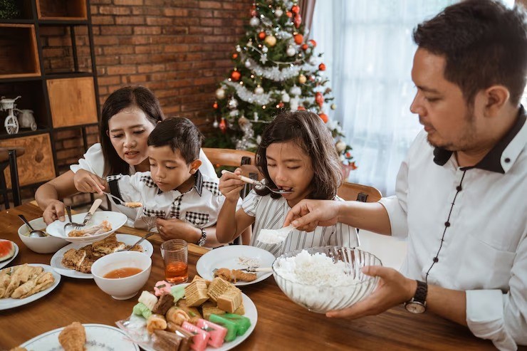 mindful eating, cara makan sehat, pola makan ibu muda, tips makan sadar, pencernaan sehat, kebiasaan makan sehat, cara mengatasi emotional eating, pola makan keluarga, mindful eating untuk ibu, gaya hidup sehat bunda